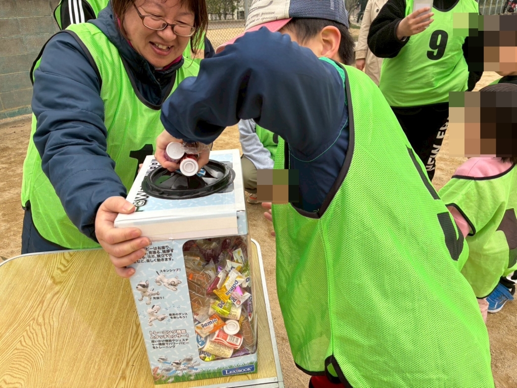 試合の後は、お菓子つかみどり