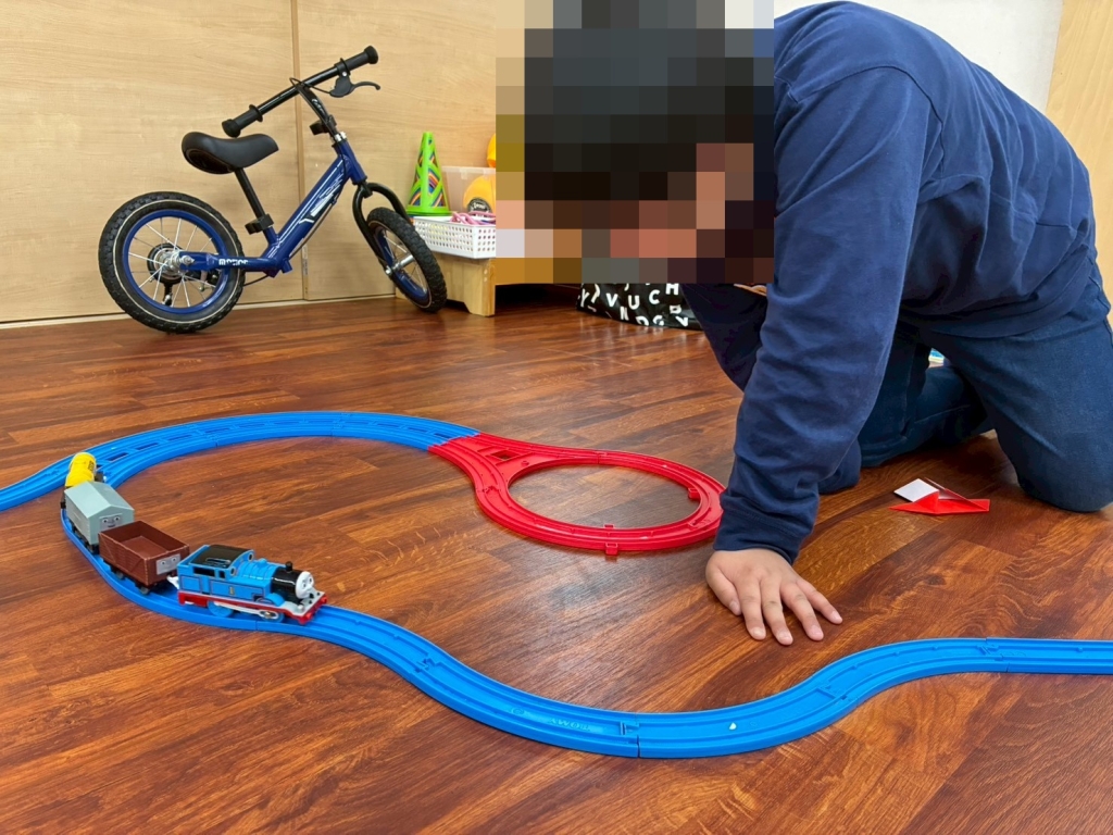 いざ！プラレールを走らせるぞ！