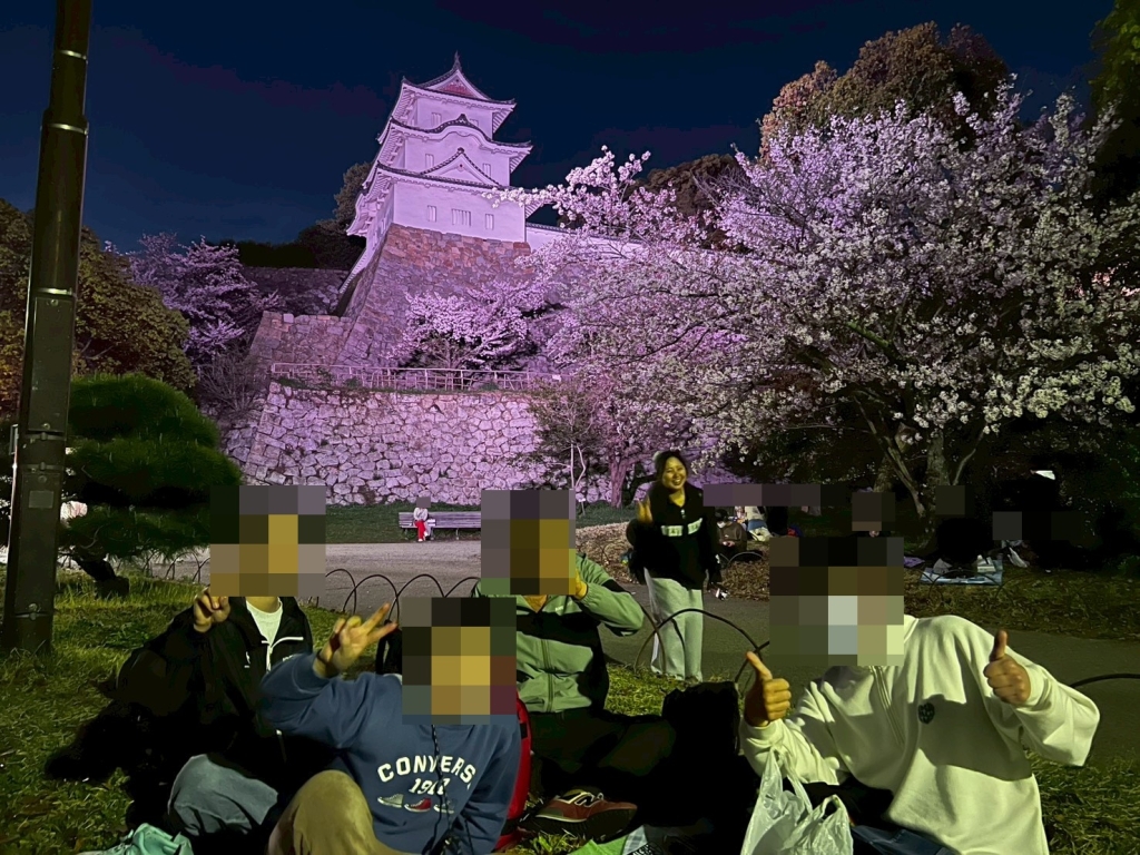 桜と明石城をバックに夕食タイム🍴