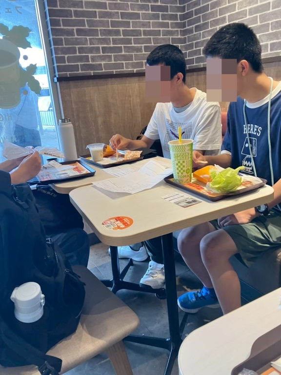 皆で楽しくお昼ご飯🍔